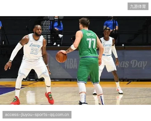 NBA三人包夹中强行得分：奇迹瞬间的背后艺术